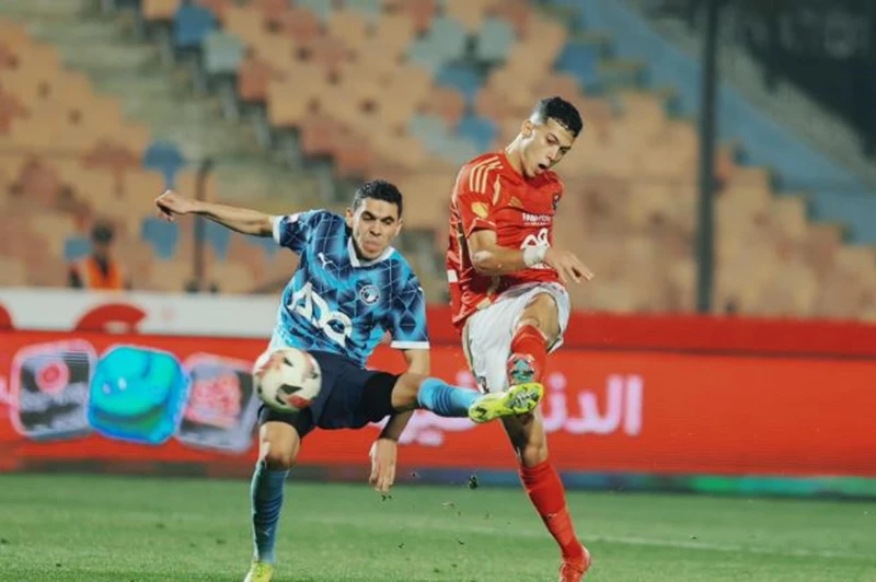 هل يعود التاريخ؟ الأهلي وبيراميدز في مواجهة مثيرة reminiscent of 'الهليكوبتر' المصري